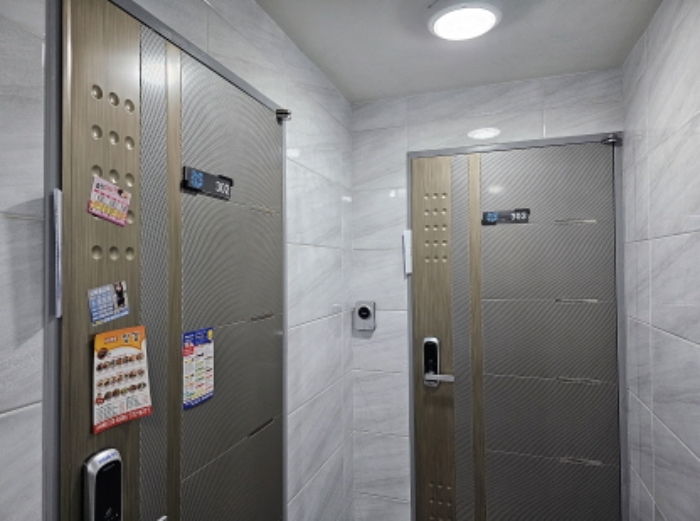 목록1. 302호, 303호 출입문