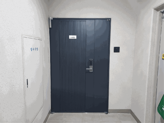 기호(1) 현관문(1402호)
