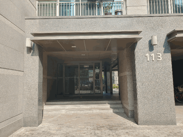 본건물 1층 공동 출입구