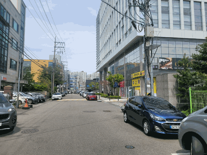 본건 소재 건물 도로측 전경