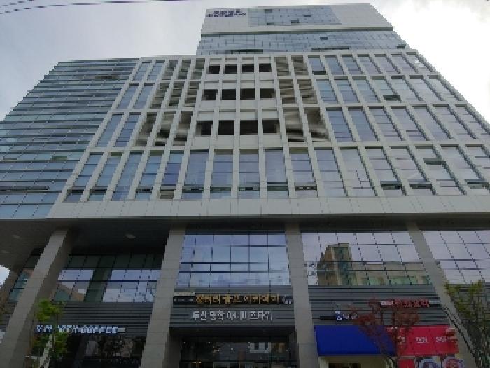 부동산 소재 건물 전체 전경(공동 현관(출입구) 방향에서 바라본 전경)