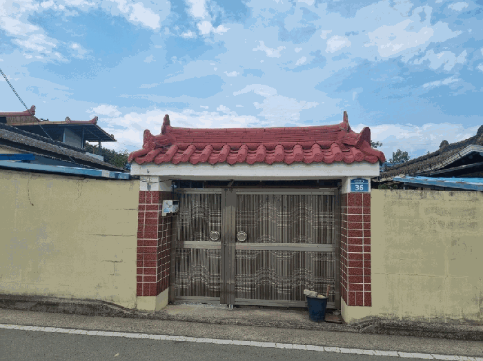 본건 전경(출입문)