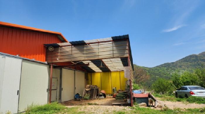 제시외 철파이프조 강판지붕 비가림시설 1동.