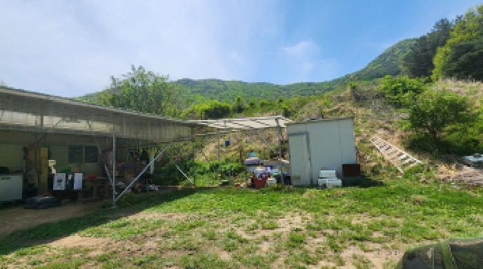 제시외 철파이프조 폴리카보네이트지붕 단층 비가림시설 1동과, 판넬조 판넬지붕 단층 물탱크보관시설 1동.