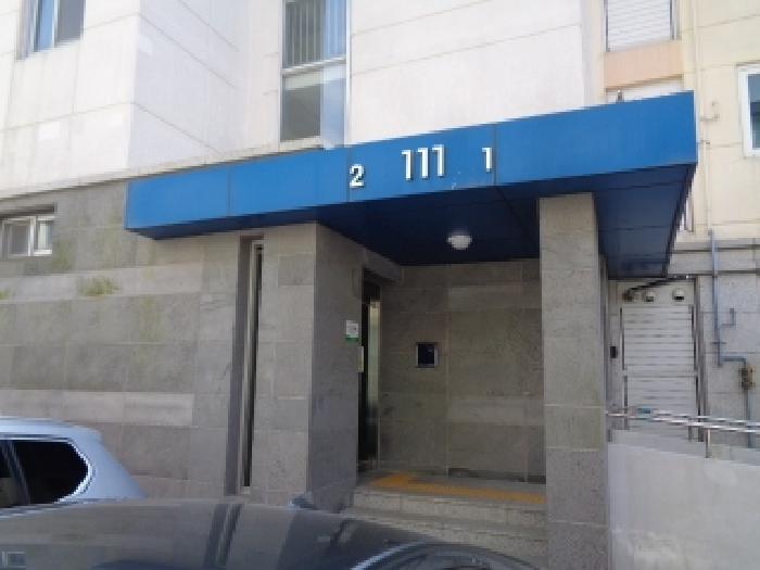소재지 1.(에듀시티로 23, 해동그린앤골드 111동) 1,2호 라인 공동 출입문 전경