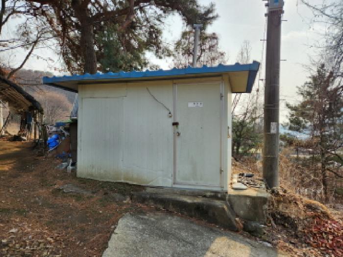 제시외 5
-샌드위치판넬조 판넬지붕 화장실 및 견사
