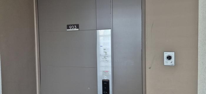 112동 903호 현관