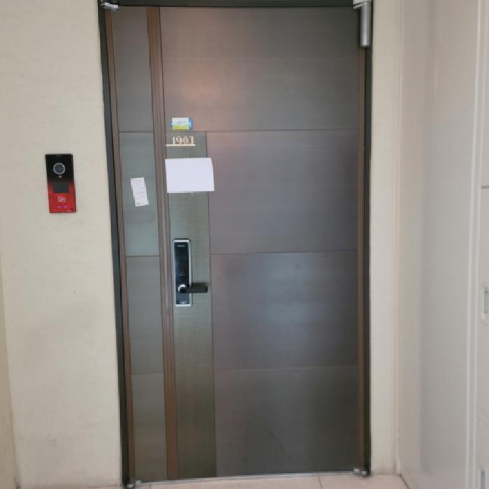 전유부분 출입구 전경(안내문 부착)