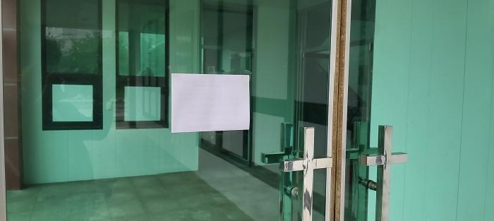 목록3 건물 출입구 안내문 부착