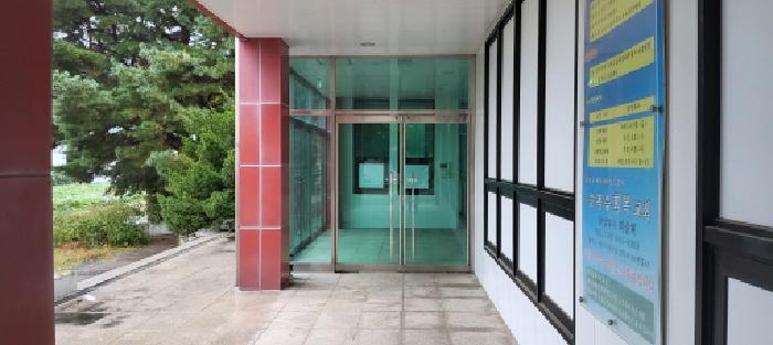 목록3 건물 출입구 전경