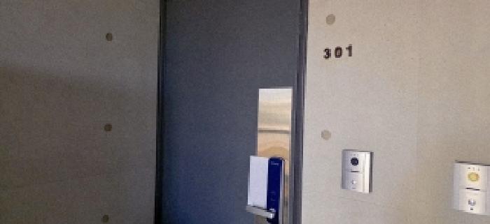 301호 현관