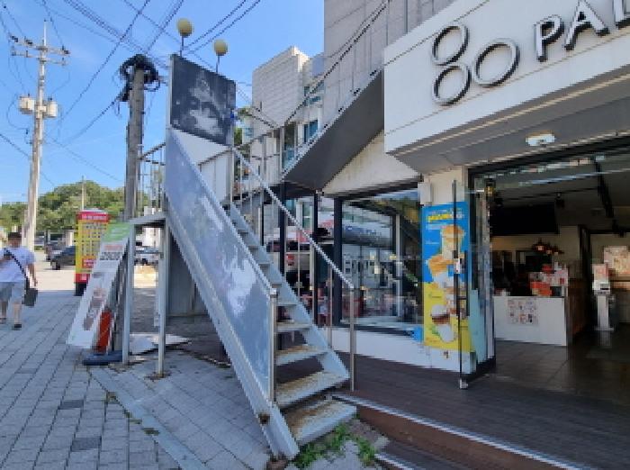 제시외 구조물(서쪽 출입구 좌측)