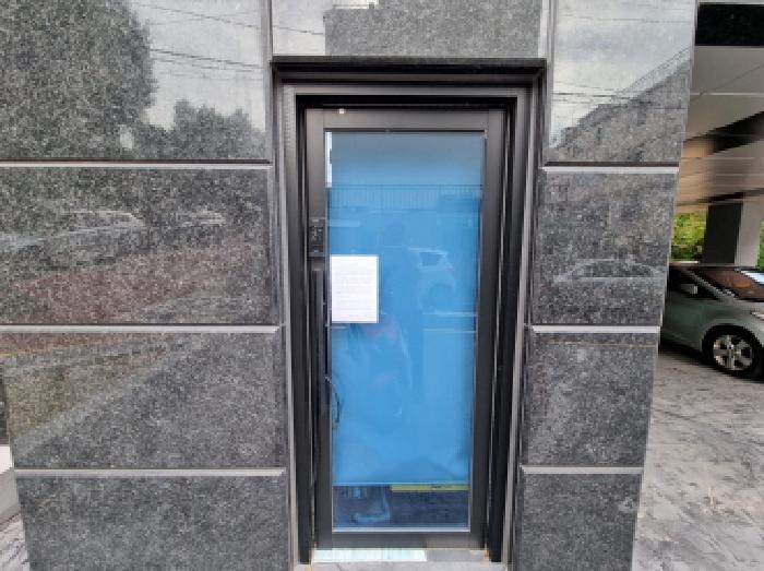 1층 점포 안내문 부착