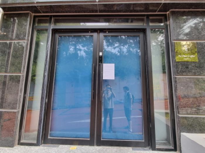 1층 점포 안내문 부착