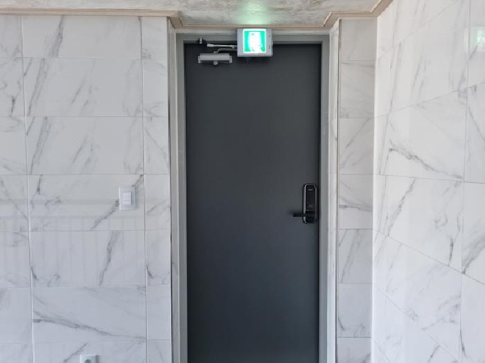 옥상 출입문(잠겨 있음)