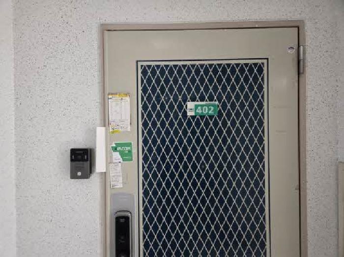 본건 402호 현관문