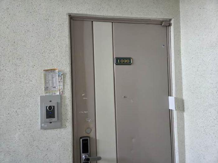 본건 1009호 현관문