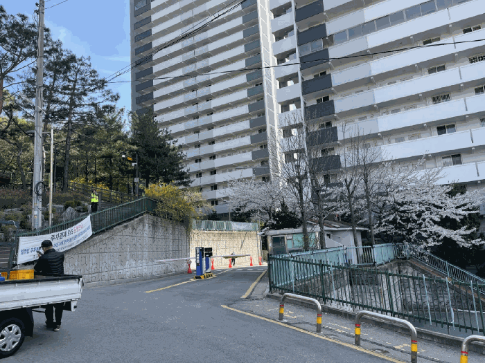 아파트단지 북측 출입구