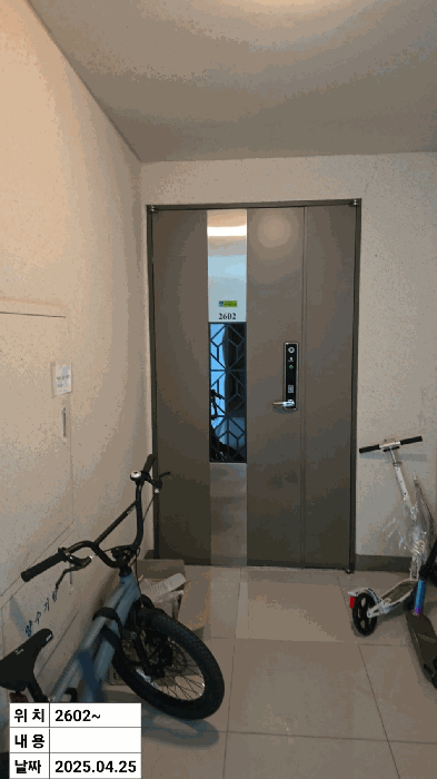 본건 기호<1> 현관문 전경’><br /><img src=