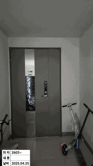 본건 기호<1> 현관문 전경’><br /><img src=