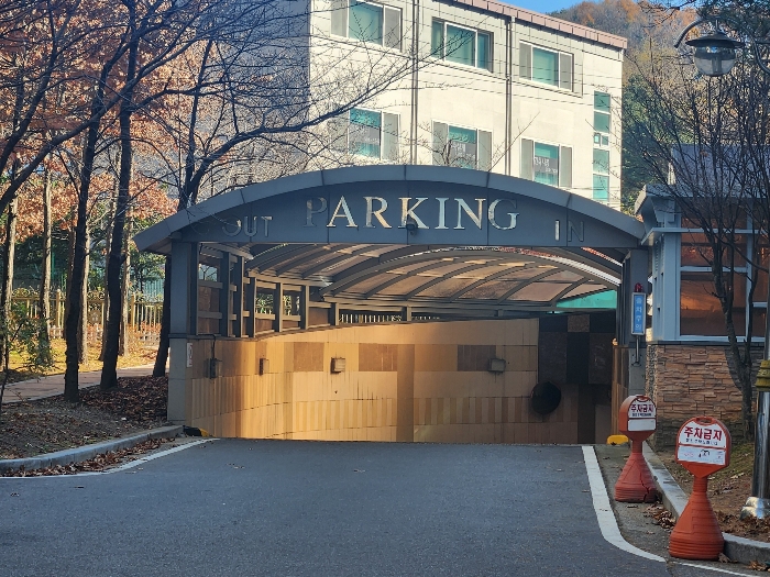 지하주차장 
