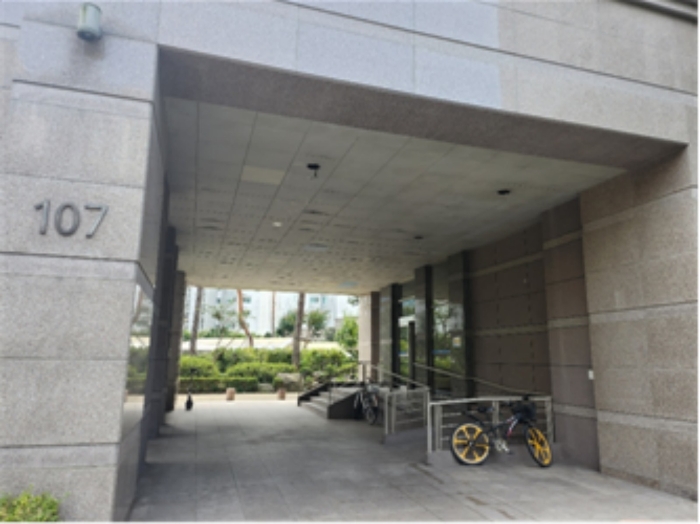 [ 출 입 구 전 경 ]