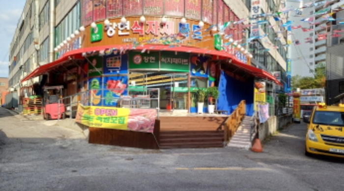 이 사건 부동산(1층 112호)의 상가건물 앞부분 전경