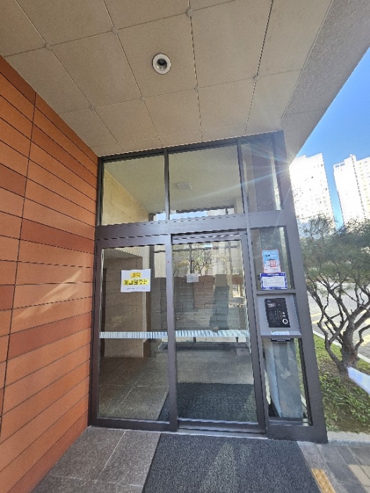 본건 공동현관 출입구