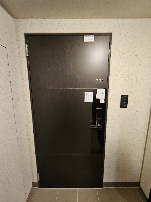 본건 현관 출입구