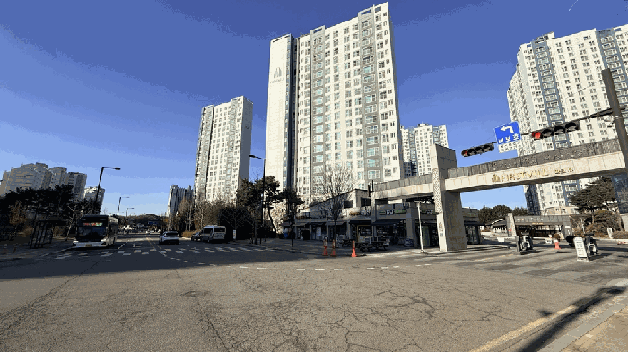 본건 소재 단지 출입구