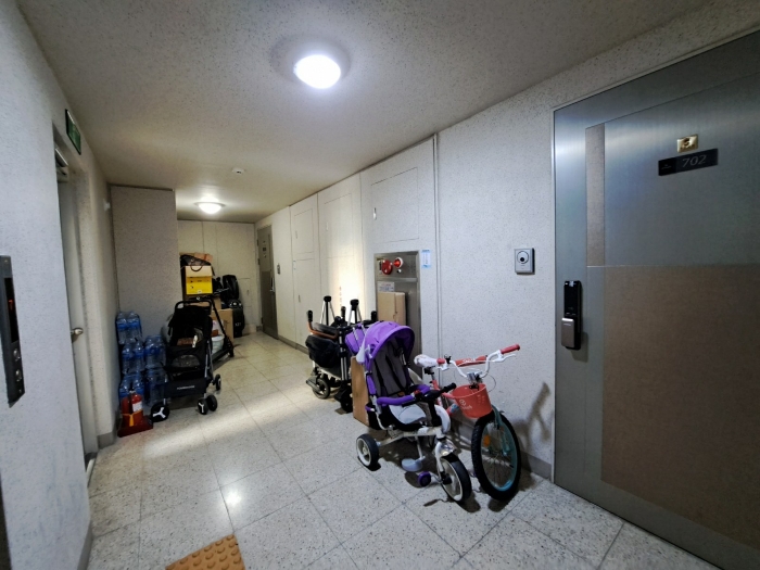 본건 앞 복도 전경