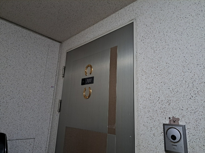 본건 호수 출입문