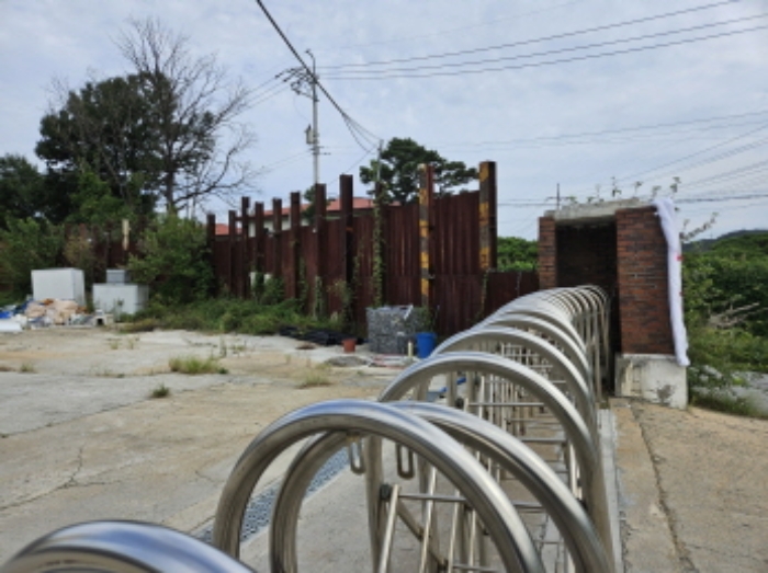 출입문 우측 부분