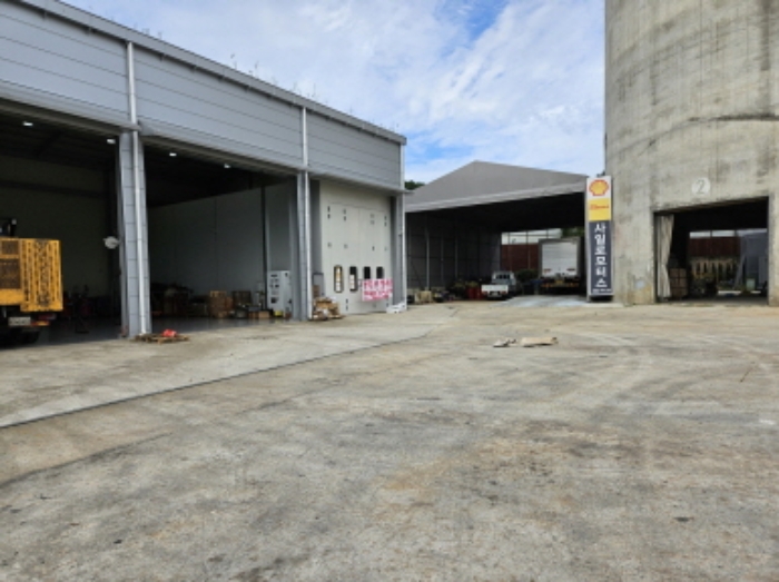 자동차 정비공장 내 안쪽 컨테이너 형태 구조물(유치권행사중 현수막 있음)