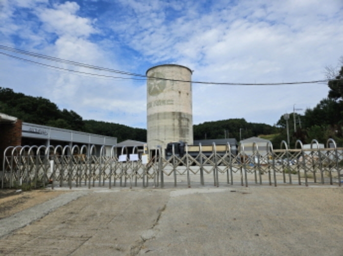 출입문 정면(중간에 굴뚝형태 구조물은 현재 사용하지 않는 것임)