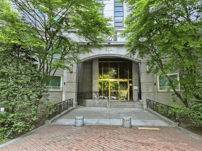 제304동 건물 출입구