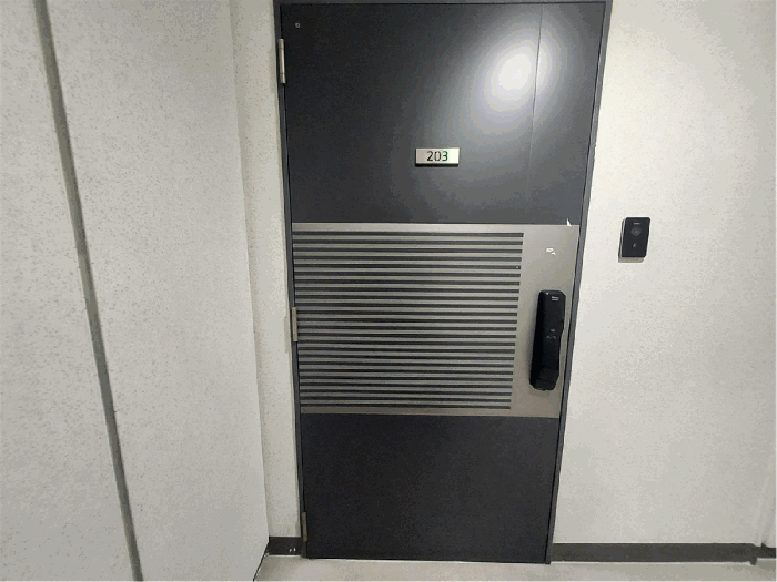 기호(1) 현관문(203호)