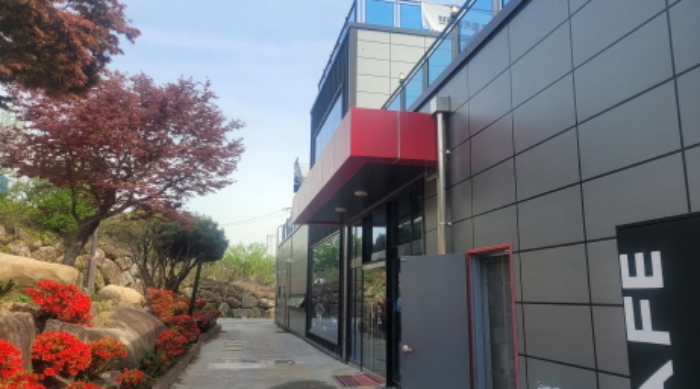 경북 칠곡군 동명면 남원리 317-1,317-4,317-5.지상 건물의 전경