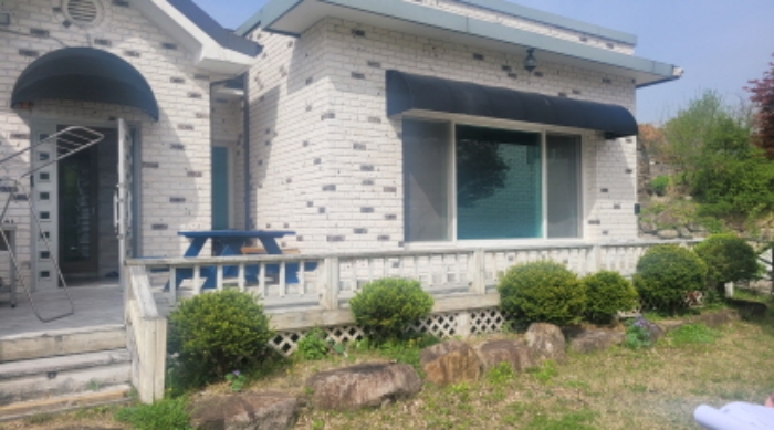 경북 칠곡군 동명면 남원리 317-6.지상 건물의 전경