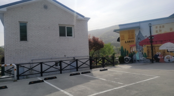 경북 칠곡군 동명면 남원리 317-5.지상 주차장의 전경
