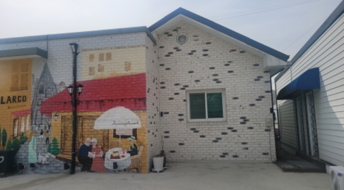 경북 칠곡군 동명면 남원리 317-6.지상 건물의 전경