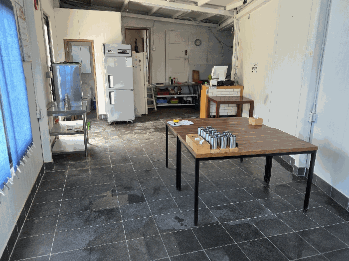 본건 기호 2)건물 내부 및 제시외건물ㄱ) 전경