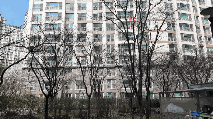 <본건 후면, 남서측 촬영>‘><br /><img src=