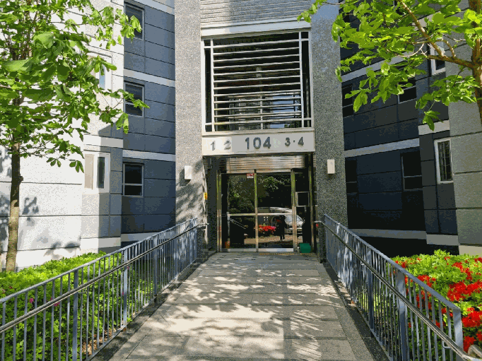 본건 세마 이편한세상 104동 1층 출입구