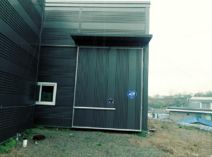 * 본건 도로명 전경(역말길 32-4)