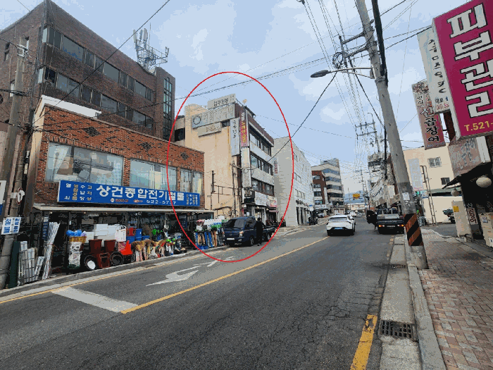 본건 남서측-> 남동측 전경 및 주변전경’><br /><img src=
