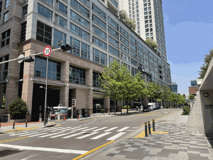 본건 주차장, 아파트 출입구