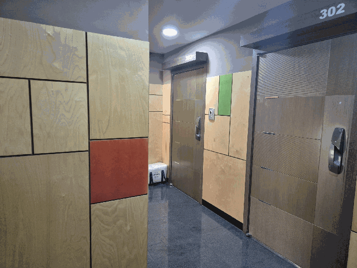 3층 E.V홀에서 촬영