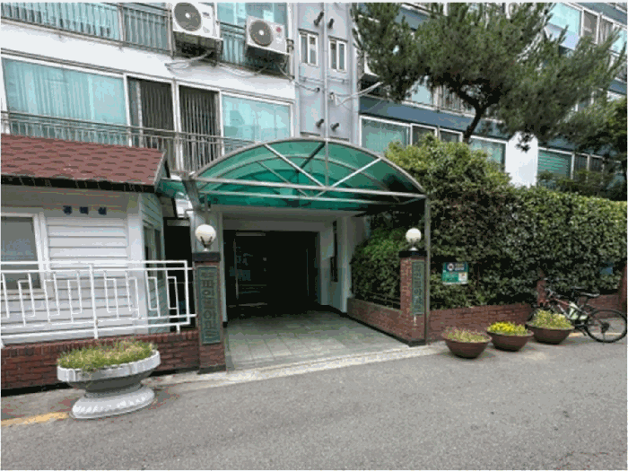 본건 건물 1층 출입구 전경