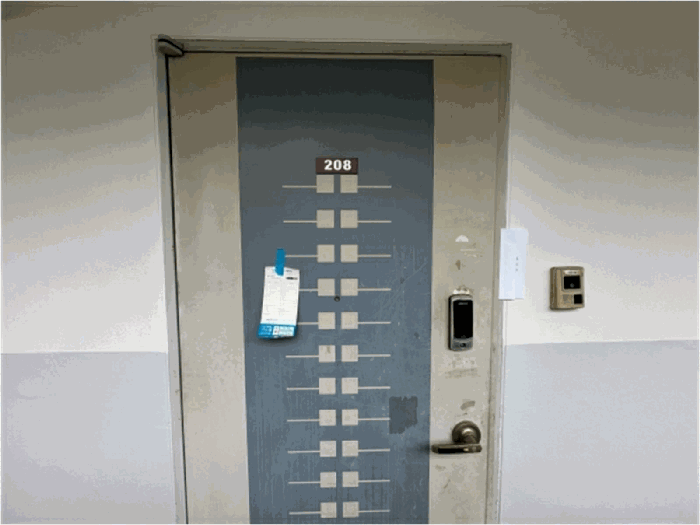 본건 출입문(208호) 전경